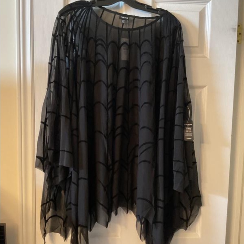 Torrid 1X 2X Halloween Spider Web Mesh Plus Poncho Capelet 14/16/18/20 NEW - Picture 2 of 2